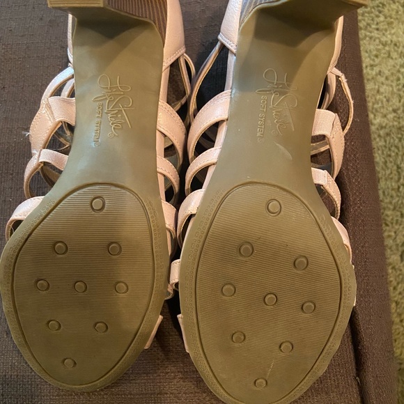 Women’s High Heel Shoes - Picture 8 of 9